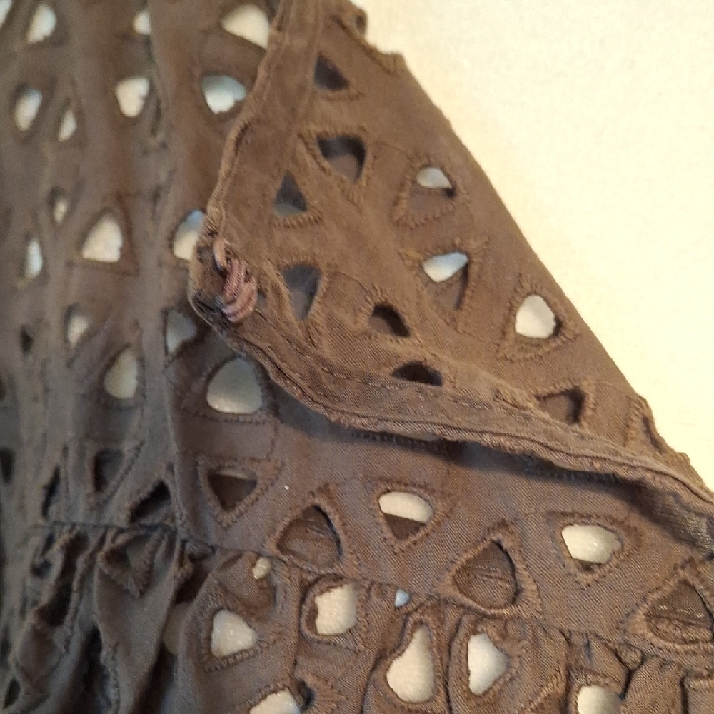 Liz Claiborne Brown Eyelet W/ Triangle cut outs Blouse - Picture 10 of 11